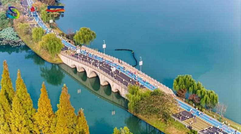 3.jpg 奔跑在最美湖湾!2025海澜之家环蠡湖半程马拉松鸣枪起跑 中网体坛,oubili.com